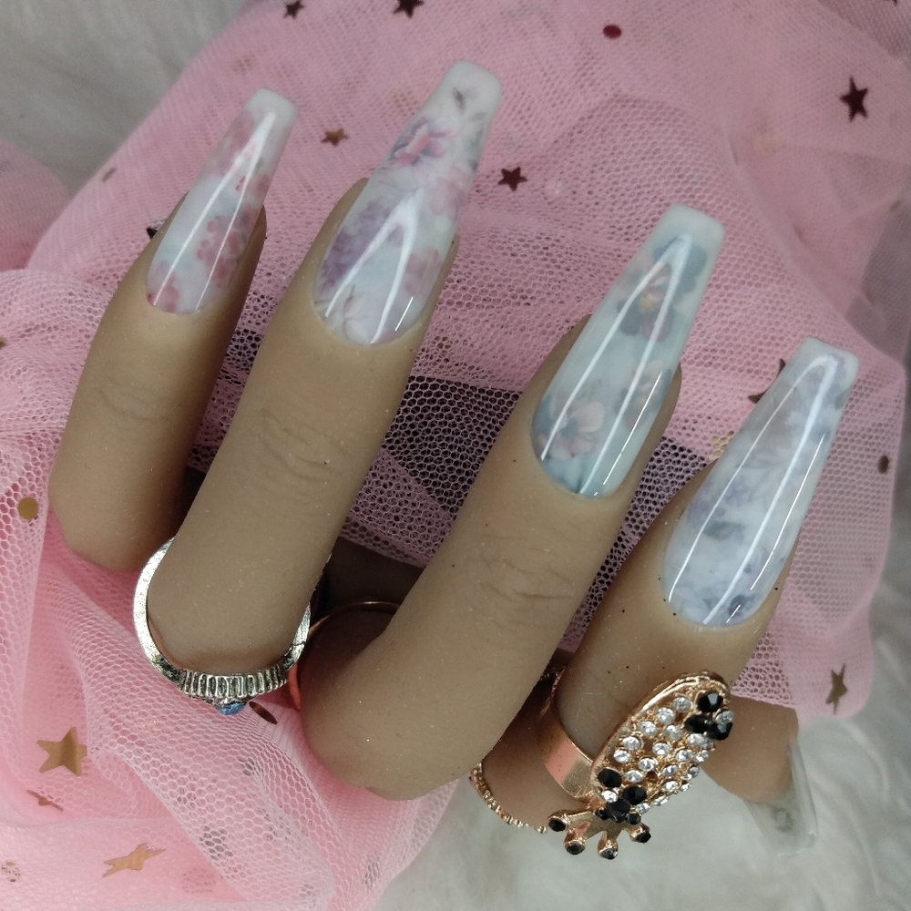 Press on nails (long coffin)